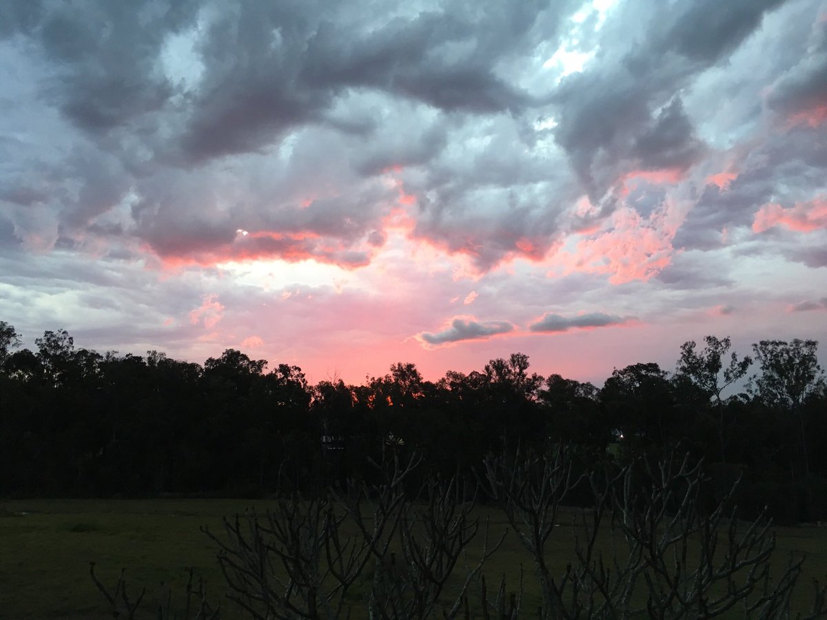 AnthonyTindale1's tweet photo. Beautiful evening sky over Ipswich last night. (No rain though) https://t.co/5LodcqRnlD
