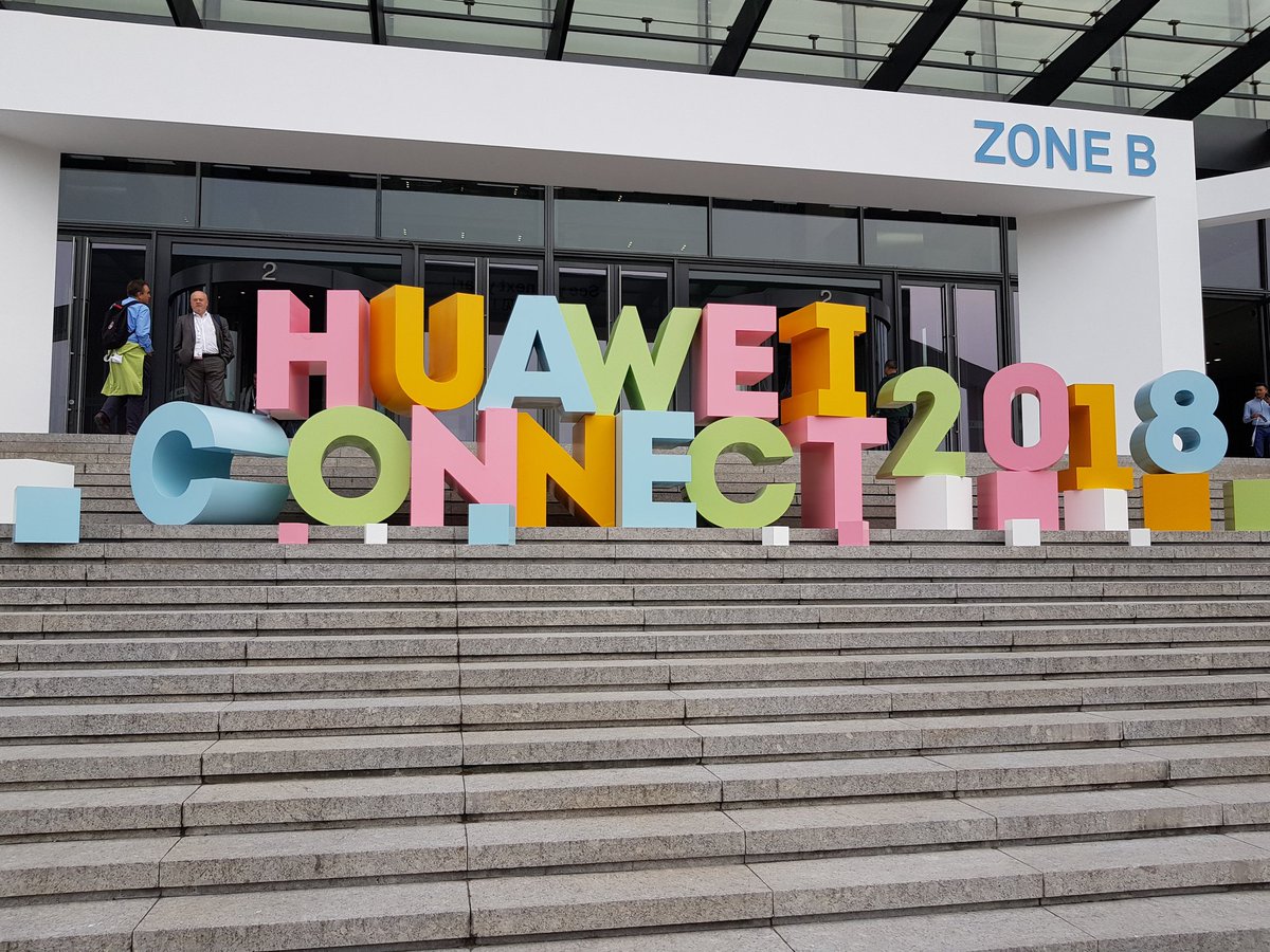 sergiaguilarm's tweet photo. Hasta ahora los conductores miraban los semáforos,  a partir de ahora serán los semáforos los que miren a los conductores para optimizar el tráfico. Creando el futuro a través de la inteligencia artificial. @idgrup en #HuaweiConnect2018 https://t.co/NZeoQppxmz