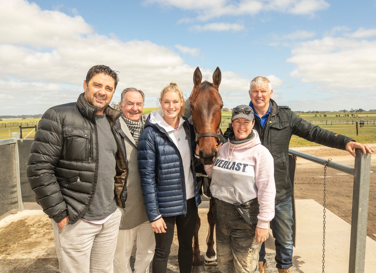 stableofstars's tweet photo. We're back!
And we've bought into Shadow Sax! Great to have @taylaharriss @SENBreakfast & @SpudSays at @TonkinStewart to meet their champ.
Read full story at #TheTrots or in today's @theheraldsun: https://t.co/L0AiyXSmHb
#StableofStar #GoSax🎷 https://t.co/WqGfy6Z3y9