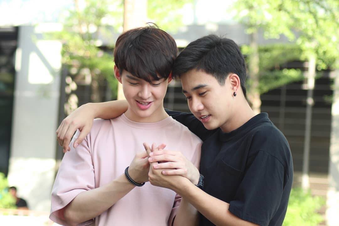 Fondzii1's tweet photo. มีเงินอยู่ห้าบาท ไปตลาดซื้อขนม เปลี่ยนใจซื้อยาดม เพราะเป็นลมคิดถึงเธอ ❤️
#รอยยิ้มของชูครีม #PerthTanapon
#PerthAroundTheWorld #lovebychanceserie https://t.co/Z8fArkWHYW
