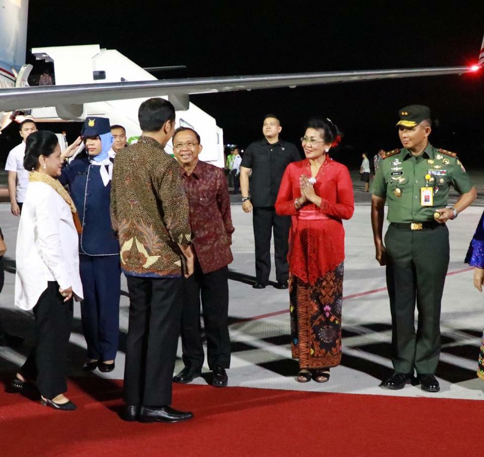 watuaye's tweet photo. Presiden RI Bpk #jokowidodo beserta Ibu Negara #IrianaJokoWidodo tiba diBALI disambut Gub Bali Bpk #WayanKoster dan Ibu Putri Koster, Kapolda BALI&amp;Pangdam IX Udayana,Utk Menghadiri 
(IMF-World Bank)
Badung_Bali Rabu(10/10/18)

#BundaLover
#NangunSatKerthiLokaBali https://t.co/idsN7l0FTr