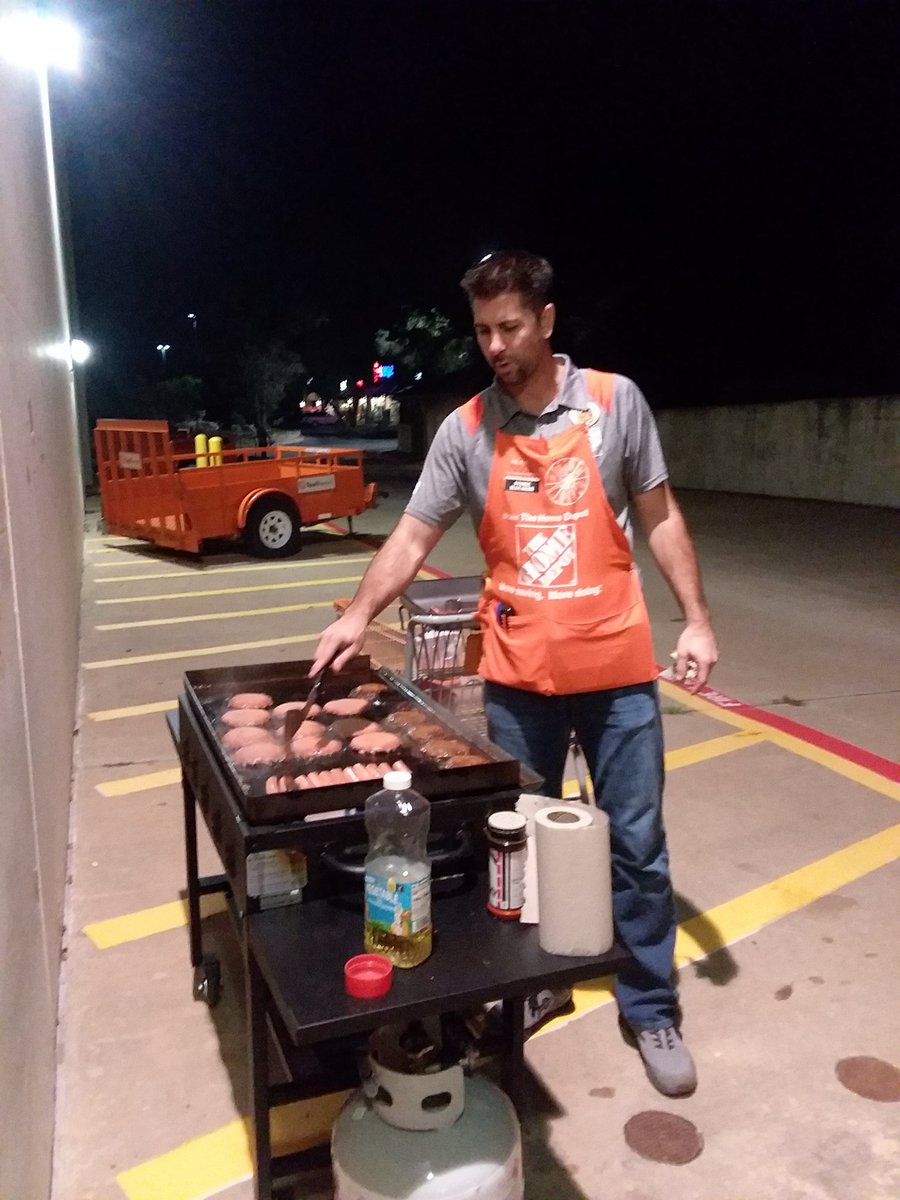 JacqueSheets's tweet photo. Josh is grilling it up for our Freight Team's Same Page Late Night!  Thank you for your commitment to our team!  @josh_mayou @georgedollaway @thd_eddie @ChristyKasper https://t.co/TUkQQE4ib6