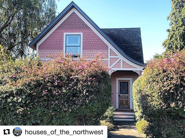 Oldhouselove_'s tweet photo. 🐪🐪 Another old house so pretty in pink!! Thanks to @houses_of_the_northwest for tagging! ・・・
It must be Wednesday 💕
1890.
#oldhouse #oldhouselove #oldhousecharm #archi_ologie #archilovers #bhghome #frontdoorproject #casasecasarios #casasecasarios… https://t.co/9BWJWQ0x80 https://t.co/wJ5R9jRYxi