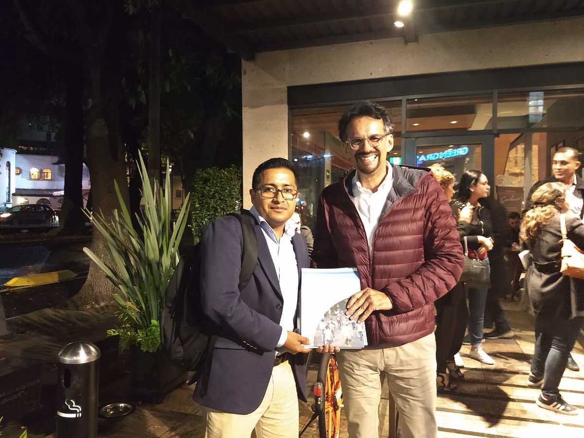 CicloviasCRA's tweet photo. Nuestro Secretario Ejecutivo @hectorjrobles entrega al Diputado @Javier_Hidalgo nuestro Manual para Implementar y Promocionar la Ciclovia Recreativa @Mx_Diputados #MéxicoConVíasRecreativas @AnaGabrielaGue @opsoms https://t.co/vRmRmVQ8nE