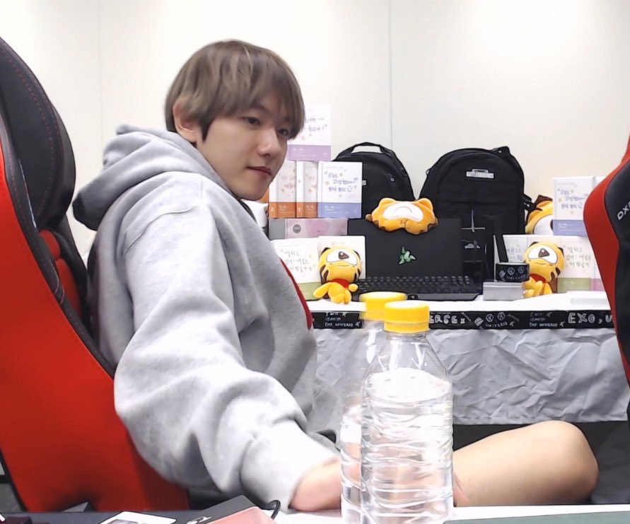 61__xo's tweet photo. 방송하다가 애인이 불러서 어? 하고 의자 돌렸는데 반바지 아래 허벅지에 얼룩덜룩 잇자국 존나 많아서 채팅창 조용해지는거 보고싶다 https://t.co/Cqkwhxmo8K