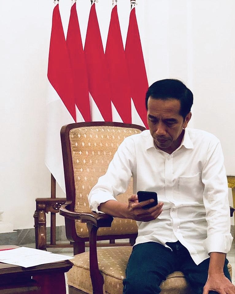 Media sosial adalah hutan belantara berita dan informasi. Di dalamnya, kita harus pandai-pandai memilah: mana substansi dan sekadar sensasi, yang benar dan yang salah, yang asli dan yang palsu, ujaran kebenaran dan kebencian, suara dan kegaduhan, voice dan noise.

Selamat pagi.