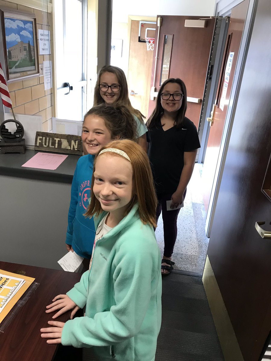 BethHouf's tweet image. All smiles...in the principals office!! #positivereferrals #fmsteach #FultonProud #LeadLAP @EricaJHogan