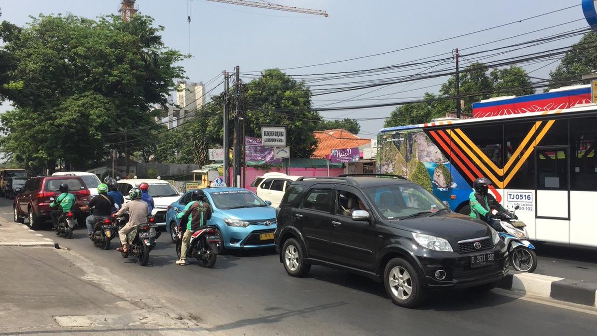 barogong's tweet photo. @lewatmana lebak bulus 3 ada transjak nyeblos got..satu jalur ditutup https://t.co/NsUWRHqurr