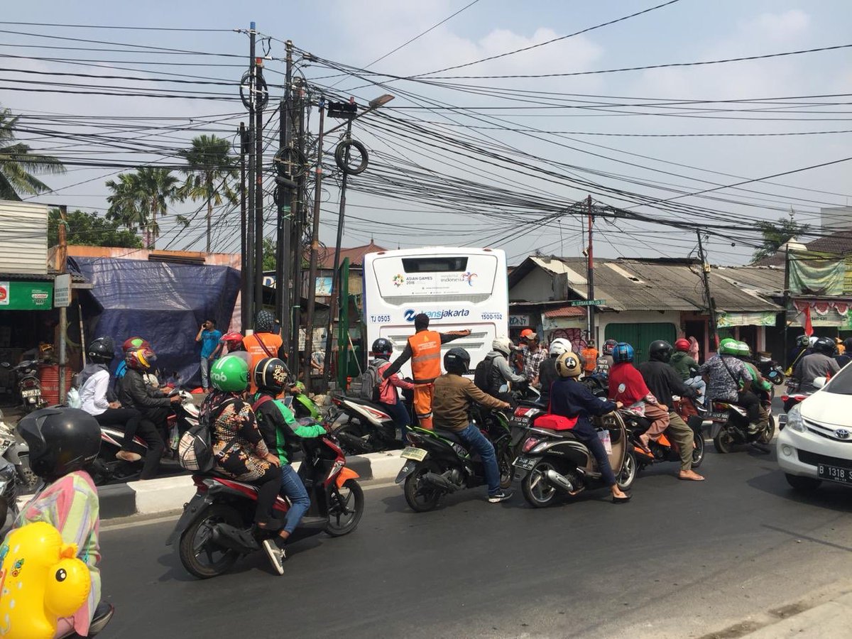 barogong's tweet photo. @lewatmana lebak bulus 3 ada transjak nyeblos got..satu jalur ditutup https://t.co/NsUWRHqurr
