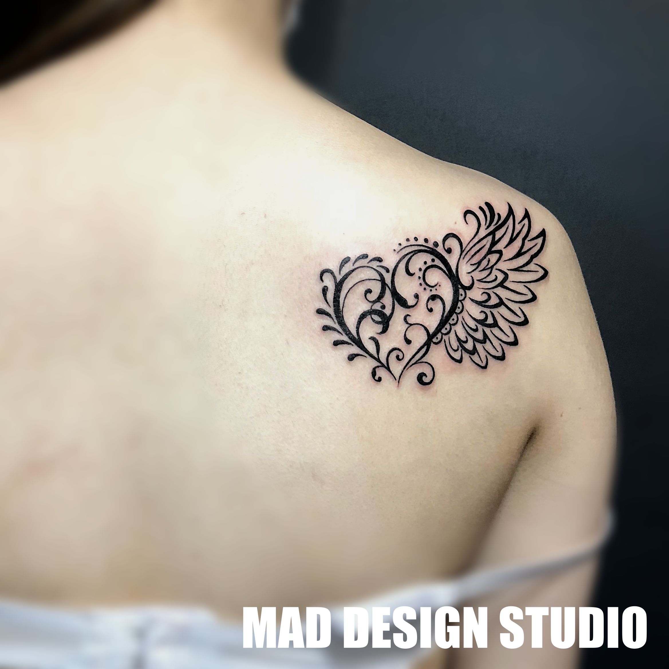 Mad Tattoo Johnny ヘナタトゥーの要素を盛り込んだハートと翼のタトゥー この組み合わせは人気がありますね 翼の生えたハートは 自由な心ということかな 人それぞれの解釈があると思います 千葉県木更津市のタトゥーアートスタジオ マッドデザイン