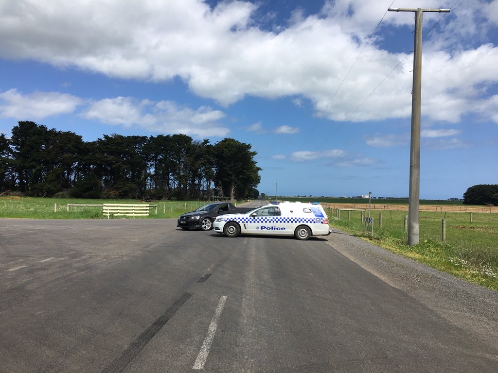 madeleinemads's tweet photo. Police stop traffic at the corner of Ibbs Lane and Sims Rd in Mailors Flat while CFA crews work to estinguish a fire @WboolStandard https://t.co/qKGK11z2uf