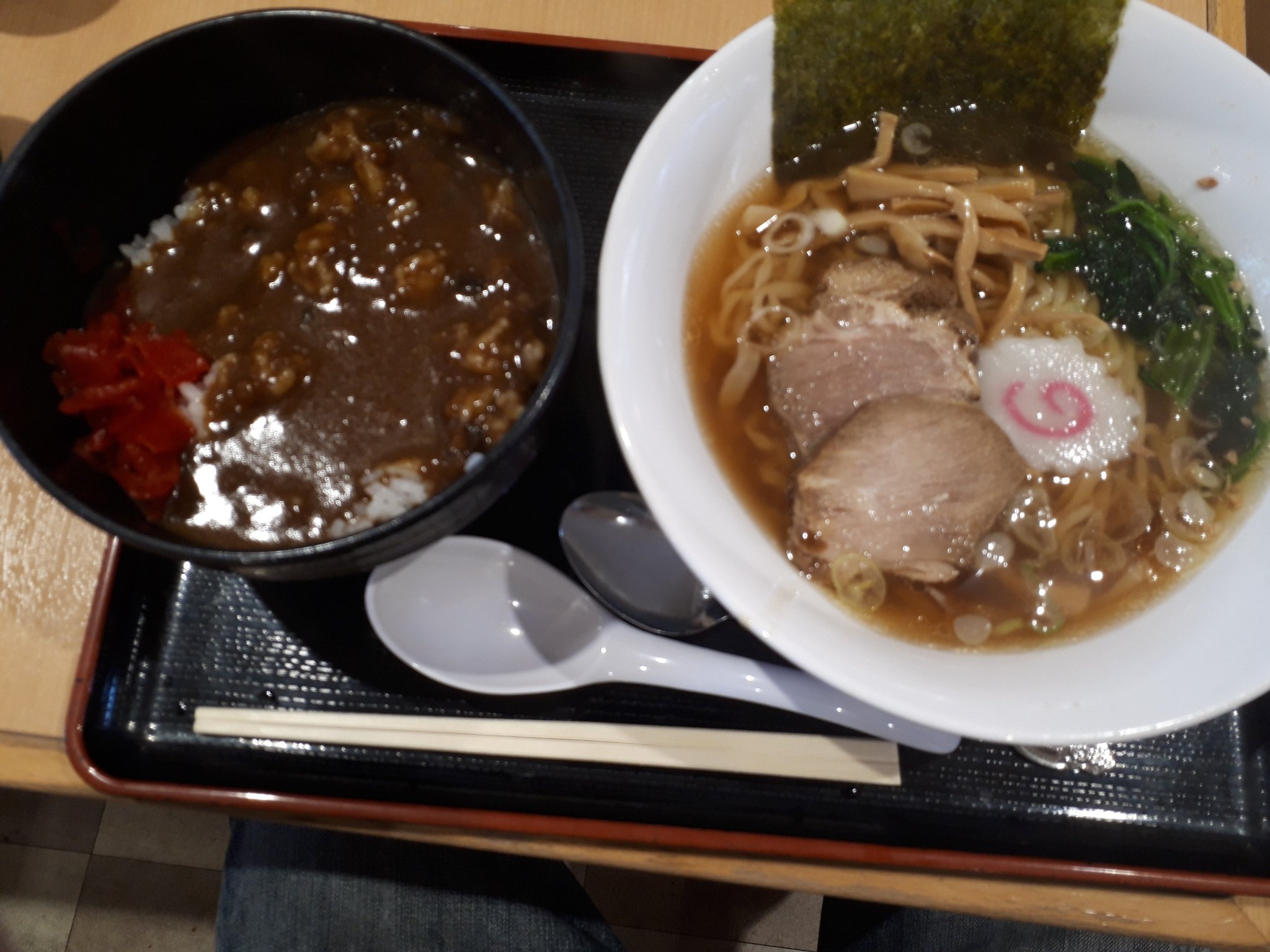 大鷹ラーメン 福島飯坂温泉 保原屋 昔ながらのお店で雰囲気がたまりません 円盤餃子 生姜がよく効いててあんもたっぷり そしてオーダーがきたら包むこだわり 飯坂喧嘩ラーメン 昔ながらの中華そばをイメージした 優しいラーメン 美味しかったです T