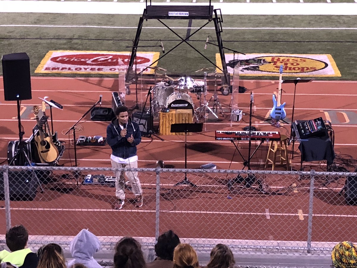 GSA_FCA's tweet photo. Huge thank you to @Malachi_40 for sharing TRUTH with our students. Malachi encourages and challenged us to think about what kind of foundation we stand on. 

Only Christ can allow for us to stand firm and only He can satisfy for an eternity! https://t.co/G5v9GW5uOe