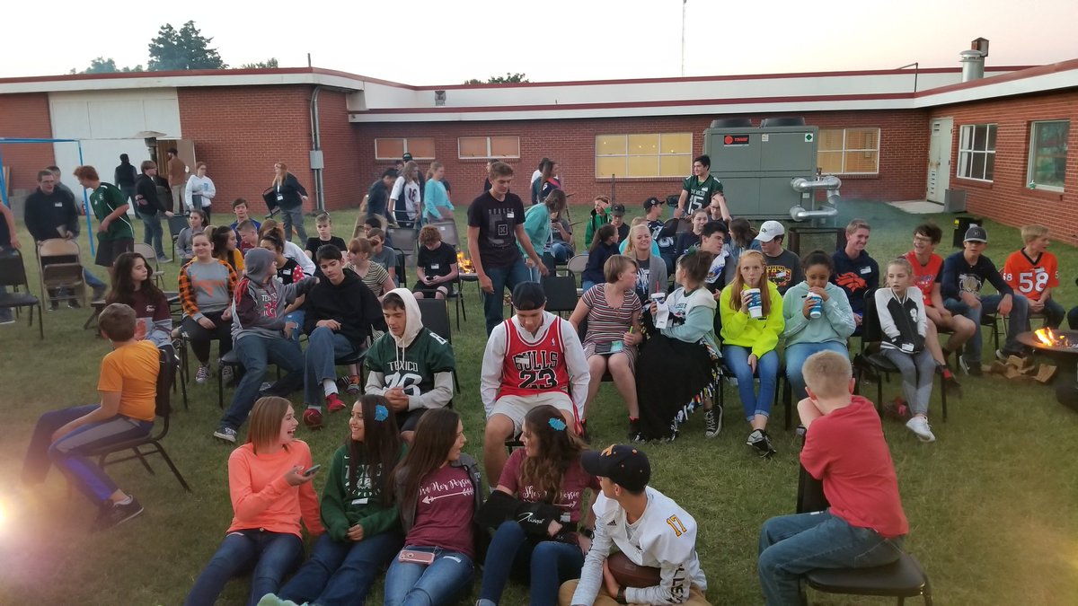 WLSledz's tweet photo. Tailgate success!
#hillsidestudents #hillsideclovis #tailgateparty https://t.co/QIHunOlBLX