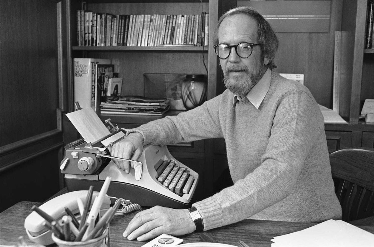 Antonio79B's tweet photo. “Il mio consiglio più importante a tutti gli scrittori in erba è di tralasciare quelle parti che un lettore evita di leggere.”

Oggi nel 1925 nasceva lo scrittore e produttore #ElmoreLeonard.

@elmoreleonard.

#11ottobre. https://t.co/0RJXWgvMFV