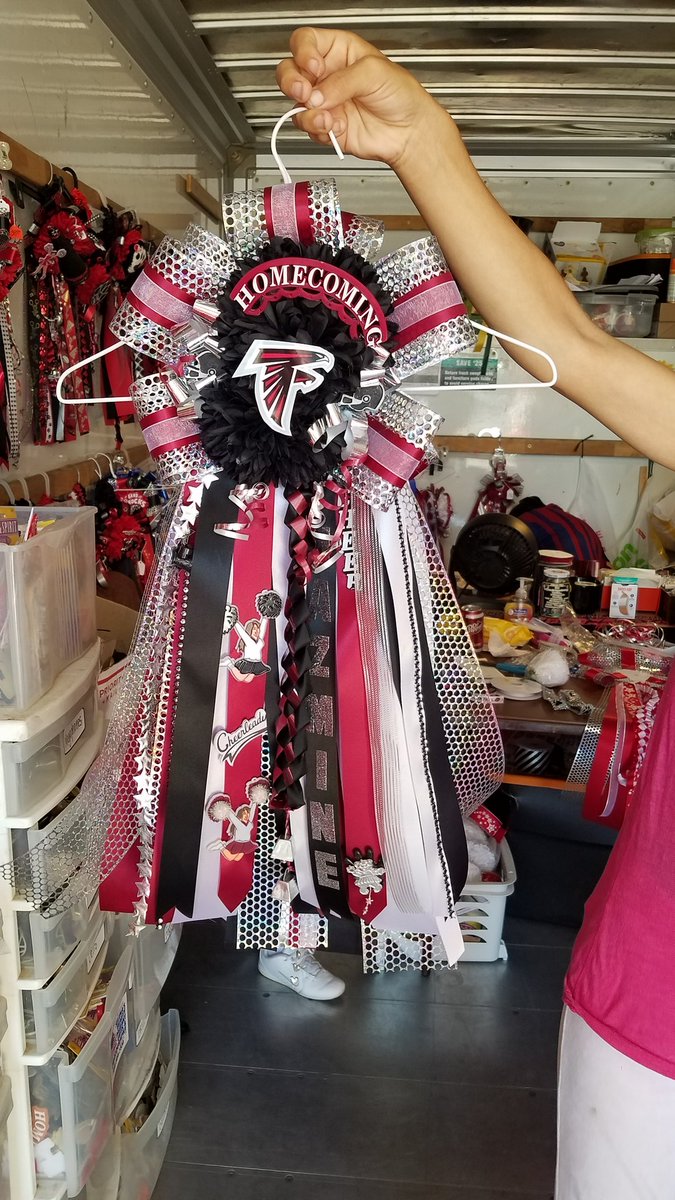 MaryJanePiwa's tweet photo. Homecoming is here...call 424-5540 n order your Mum or garter.
#Homecoming #hoco18 #phslobos #texastradition #selenasgifts #mums #garters https://t.co/r9dTY4gwhz
