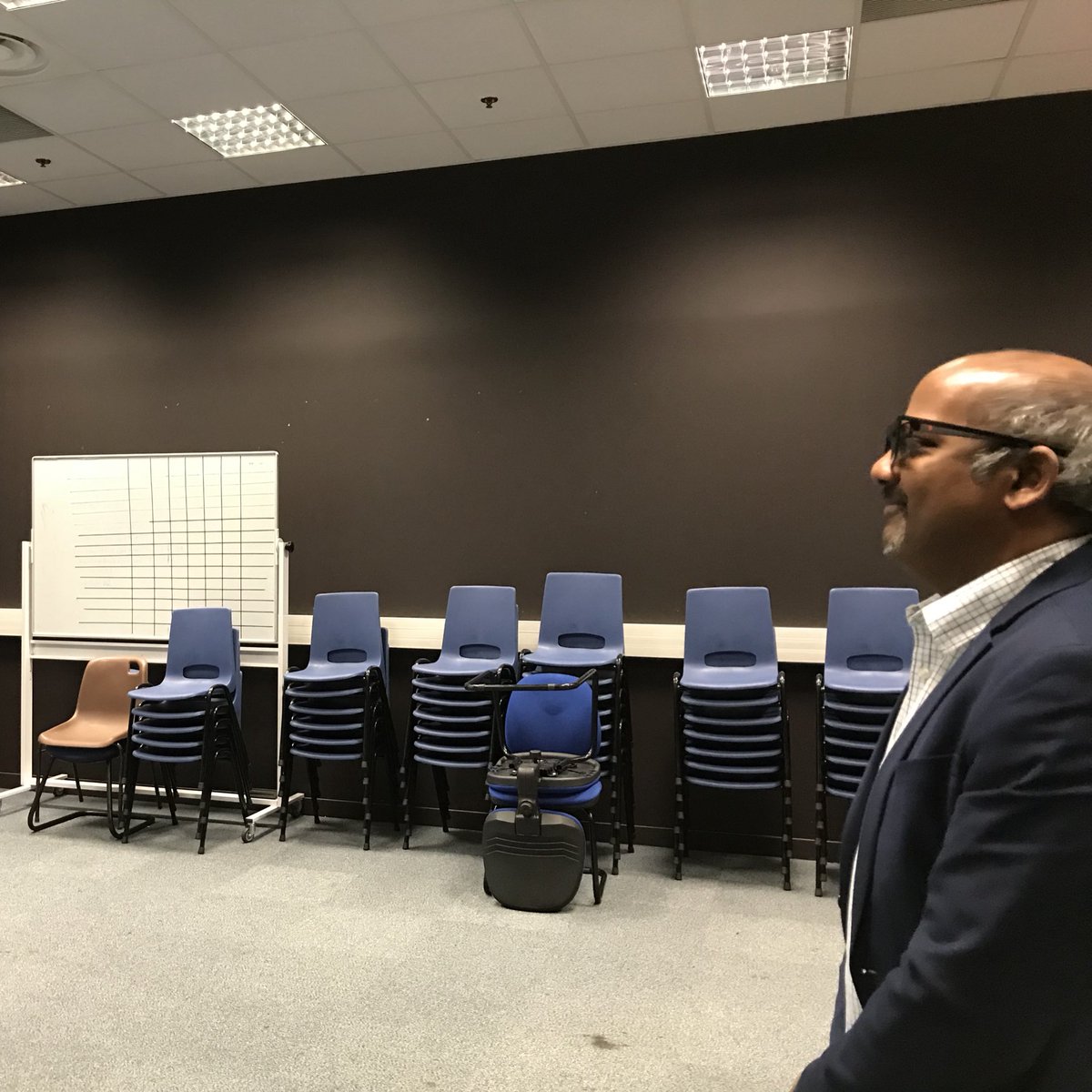 SNCFNumerique's tweet photo. Les équipes de @SNCF_Digital en immersion chez @RenaultTrucksCo pour une présentation du Lab #VR &amp; une démo #AR moteur, par Frédéric Rabellino 😎🚚🚛 https://t.co/WYcMVQN0yF