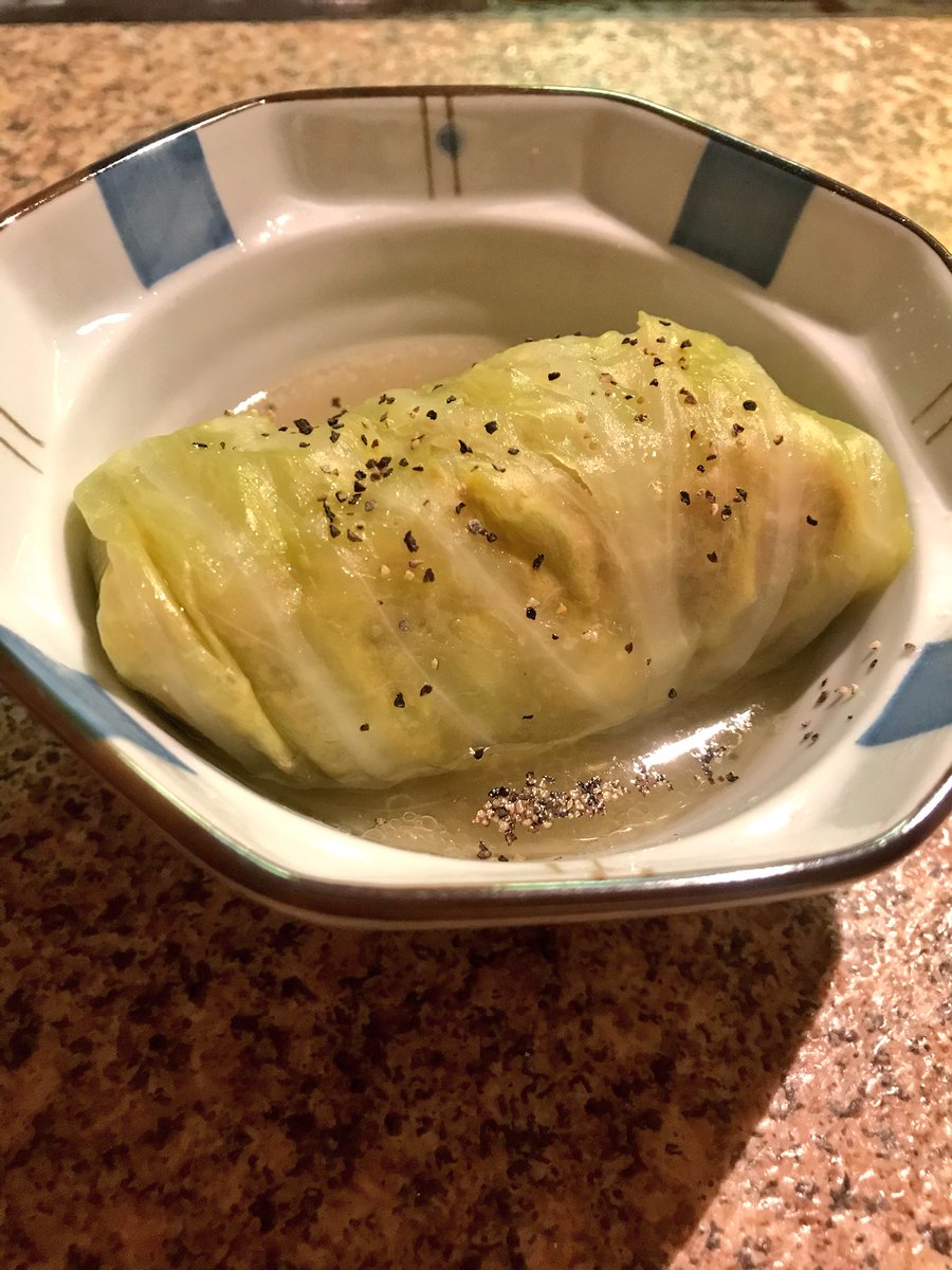 HighColorEarth's tweet image. みなさんこんばんは！
今日も元気に営業中のハイカラです🎉

今日は少し肌寒かったので秋を感じる1日でしたね🍂
最近はポカポカメニューがお通しになってきています👐🏻

本日のお通しは
◯もやしと豆苗のナムル
◯ロールキャベツ
おいしいお通しとお酒をご用意してお待ちしております💁🏼‍♀️