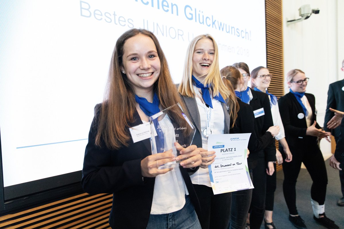Bei uns werden #Mädchen zu #Unternehmerinnen und wachsen über sich hinaus! Hier ein Foto der besten #Schülerfirma Deutschlands 2018 <a href="/Drummel_on_Tour/">dot. - DrummelonTour</a> mit 2 Mädchen im Vorstand 😎 #mädchentag #dayofthegirl
