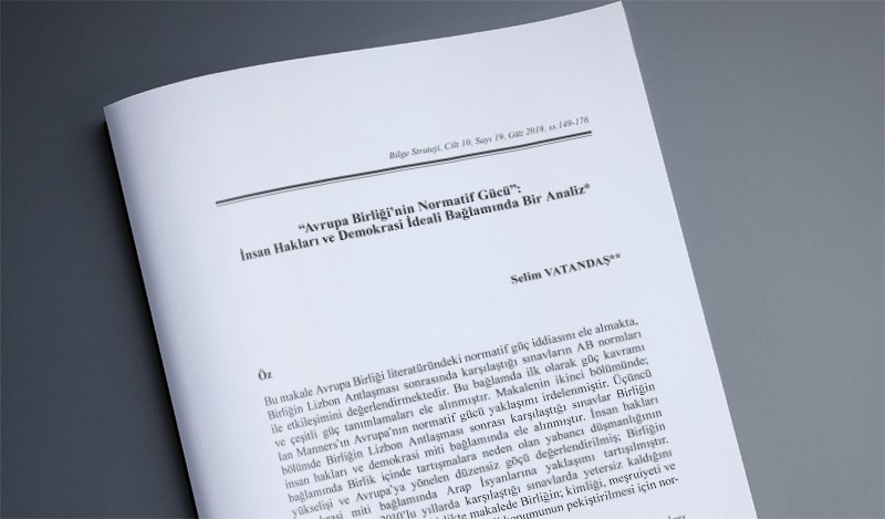 selimvatandas's tweet photo. Eğrisi-doğrusuyla, "Normative Power of Europe" literatürüne dokunmaya çalışan bir metin kaleme almaya çalıştım:
#Normativepower #Europe

Bilge Strateji | Güz 2018
"Avrupa Birliği’nin Normatif Gücü": İnsan Hakları ve Demokrasi İdeali Bağlamında Bir Analiz  
https://t.co/JrwIr3qGdS https://t.co/1zezmJxNC7