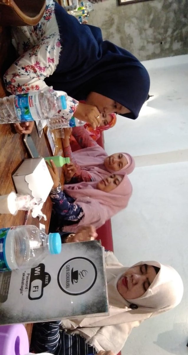 genbi_jember's tweet photo. [KAMPOENG RECYCLE JEMBER]
.
Pagi ini Kampoeng Recycle menghadiri undangan dari Alfamart Jember loh.. 
Berkesempatan hadir sekaligus menemani Ibu-ibu Bank Sampah Kampoeng Recycle  untuk mengisi materi tentang Decopage dan Kegiatan Kampoeng Recycle lainya....  
. https://t.co/2Nm3iXWy5c