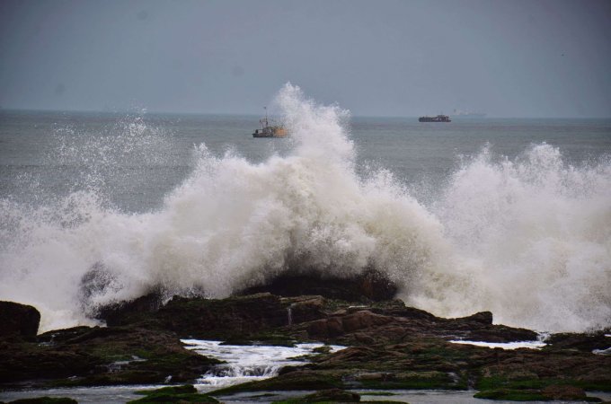 SplendourIndia's tweet photo. Waves are spilling over a sea side as #TitliCyclone approaches Hong Kong. #Titli crosses North AP and South Odisha Coasts early today with heavy rain. #SplendourHolidays wishes to stay safe. #Odisha #AndhraPradesh https://t.co/5Otmx8E39T