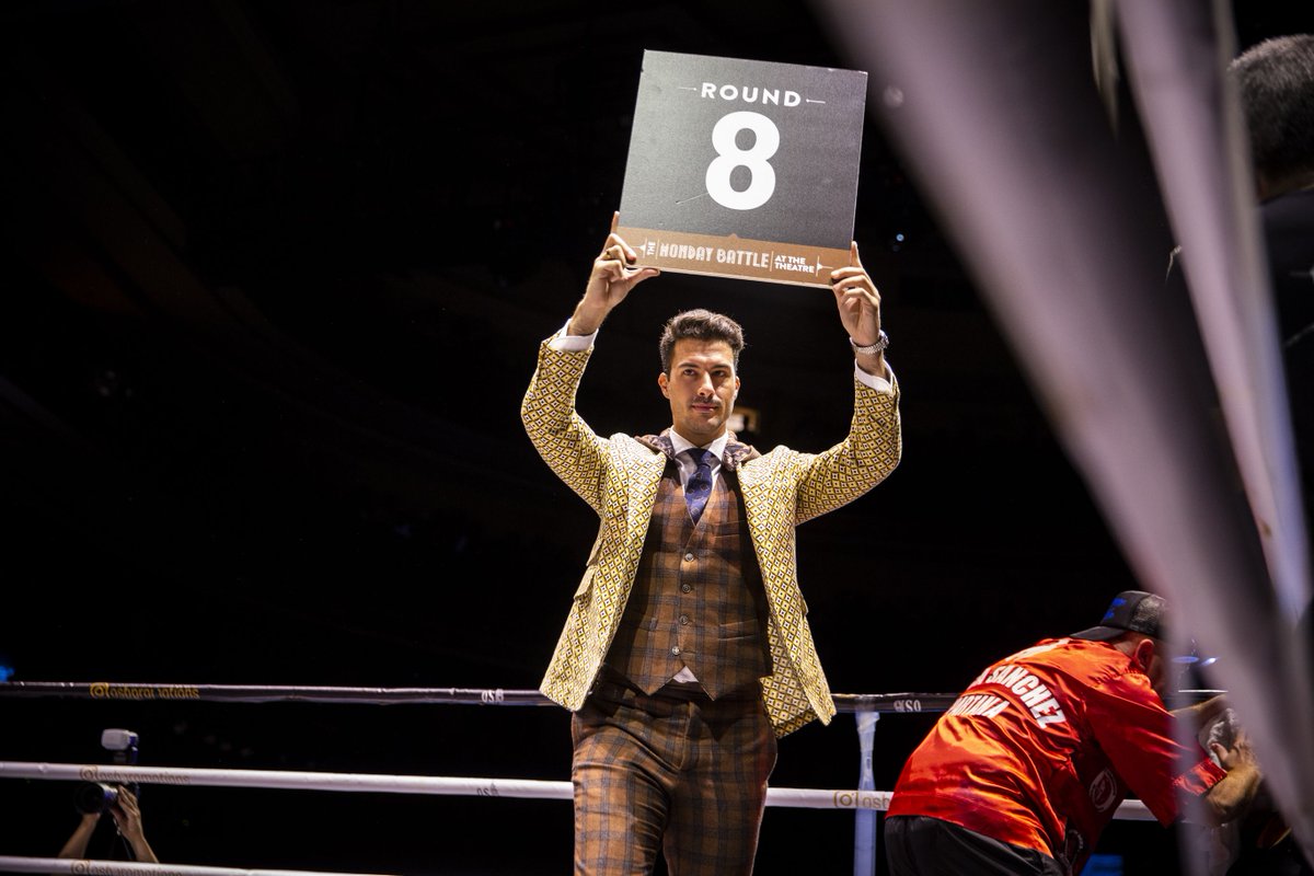 osbpromotions's tweet photo. Round 8 - The Monday Battle at the Theatre
Look by Pugil Store
Foto: @adrumor

#themondaybattle #boxeo #boxing #box #campeonato #veladadeluxe #moda #comedia #espectaculo #pugilstore @manuelalvess @pugilstore https://t.co/AVY7V979CI