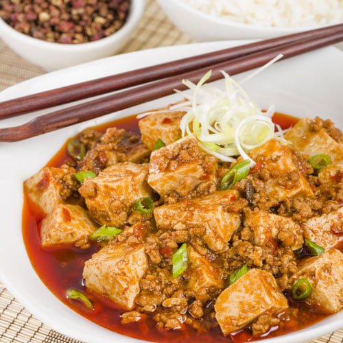 Mapo Tofu
Rezept für ein traditionelles Szechuan-Gericht: würzig-scharfes Hackfleisch mit Tofu
chili-shop24.de/chili-rezepte/…