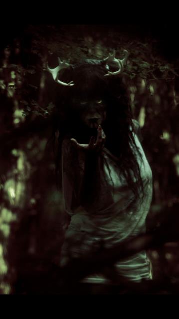 This amazing photo of our Popular Music Lecturer and frontwoman of black metallers <a href="/DenigrataMusic/">DENIGRATA</a> , @DrShadders, has been featured in legendary metal photographer Ester Segarra’s anthology of music photography 😎
amazon.com/Ars-Umbra-Art-…