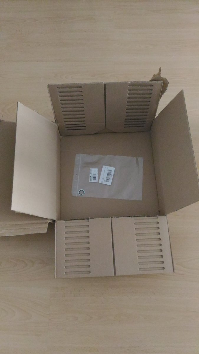 Machagraphisme's tweet photo. Dites @oscaro, on en parle de la taille de vos cartons par rapport à la taille du colis ? 🤔
#zerodechet #ecologie #planete #vousvousfoutezdequi https://t.co/sfi6tm6dDH