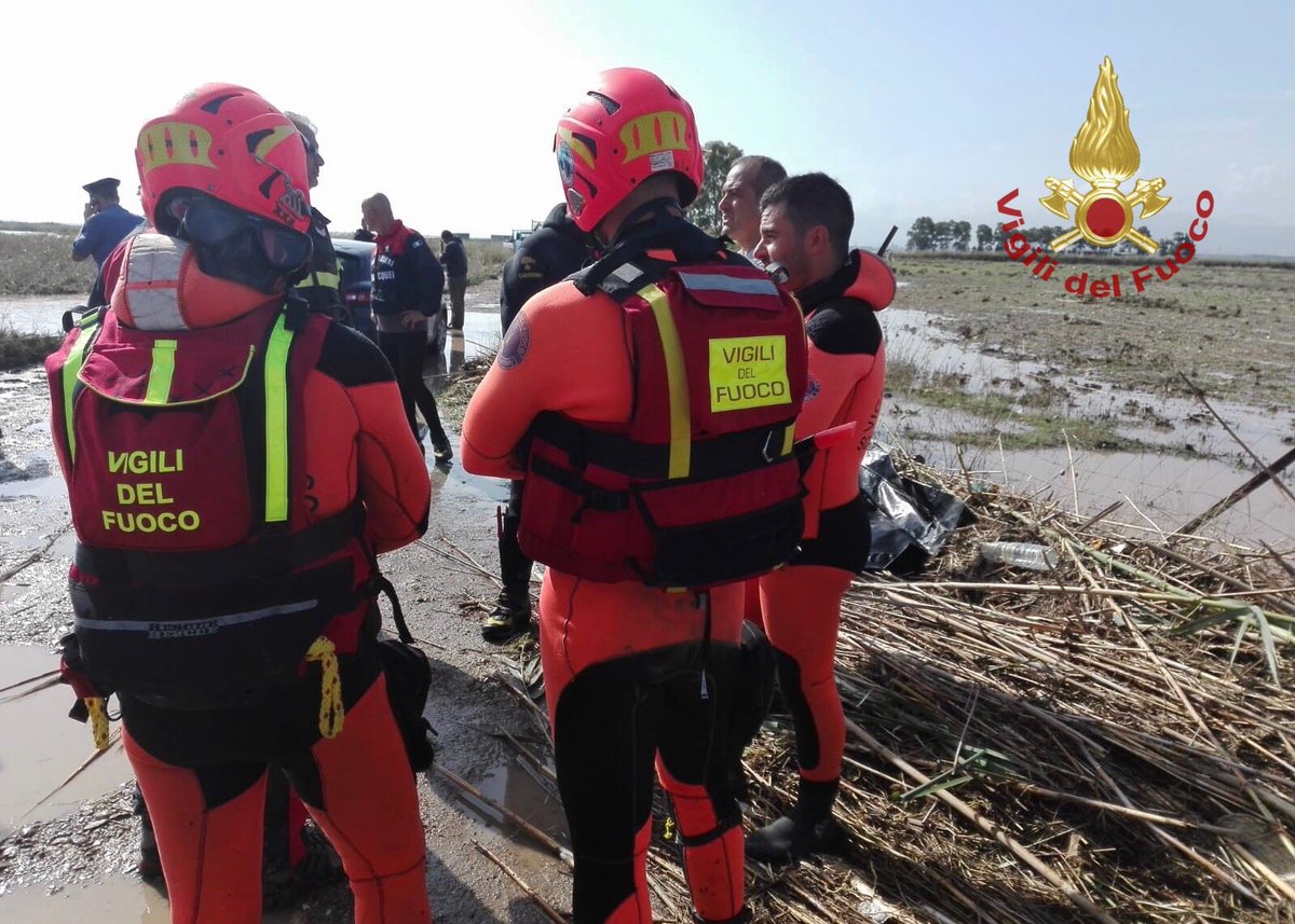 vigilidelfuoco's tweet photo. #Cagliari #11ott 11:00 #maltempo #sardegna, trovato a poca distanza dalla propria auto, il corpo purtroppo senza vita della donna dispersa da stanotte nella zona di #Assemini https://t.co/NBn9kdUDUi