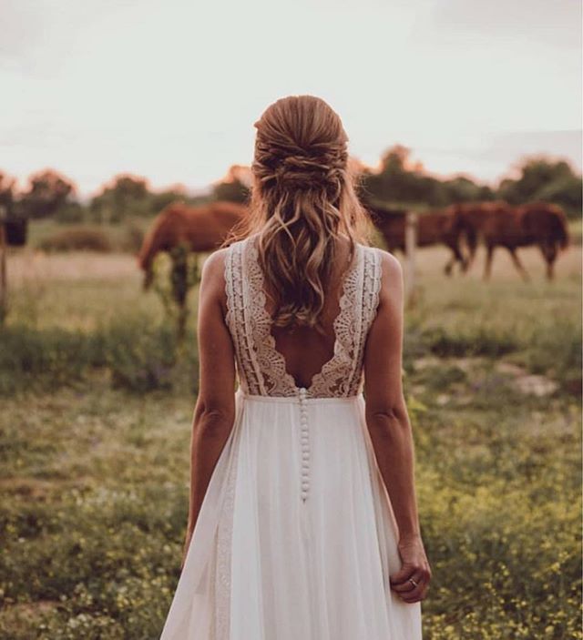 Novia de @iza.van cuya sencillez me ha robado el corazón ❣. Y a vosotras?
.
.
.
#novia #novias #boda #bodas #wedding #vestidosdenovia #weddingdress 📸 @dida_photography ift.tt/2IPlAmP