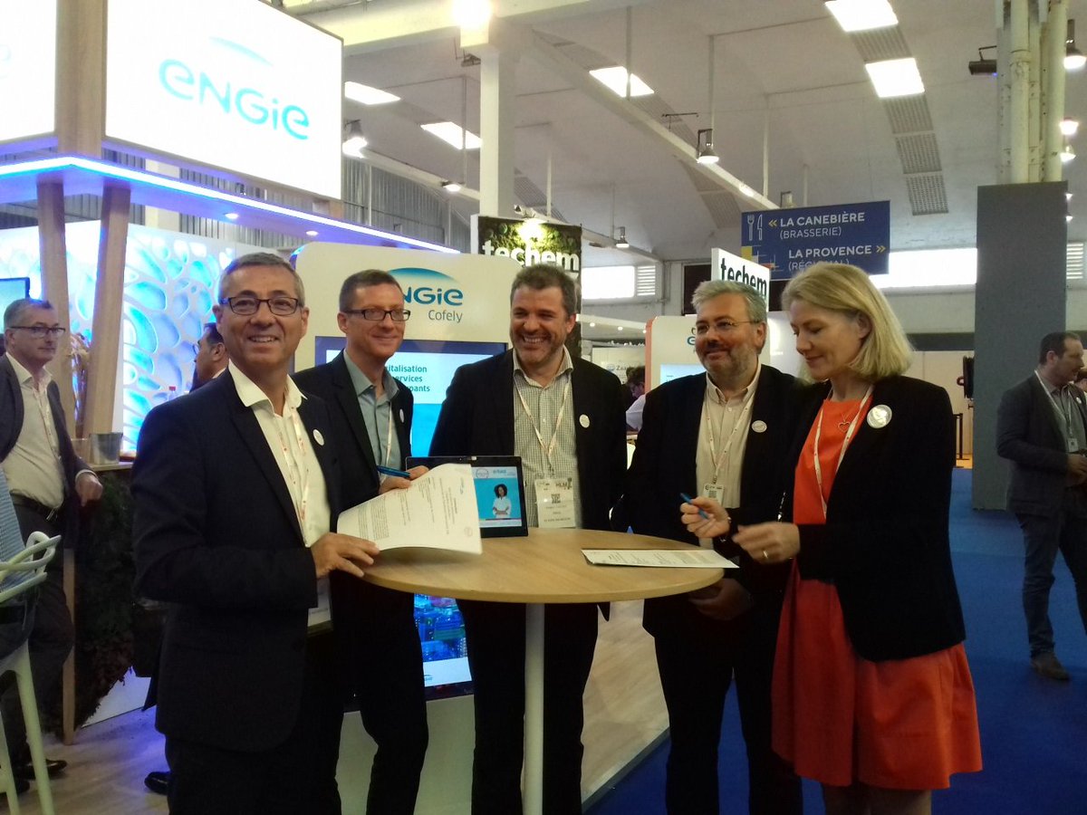 En direct du #CongrèsHlm <a href="/ENGIEgroup/">ENGIE</a> #Vertuoz et #1001ViesHabitat signent un partenariat pour instrumenter et piloter l'efficacité énergétique d'une résidence : une 1ère dans le monde HLM 😀 Chaufferie gaz, PAC et  panneaux solaires sous contrôle IoT !