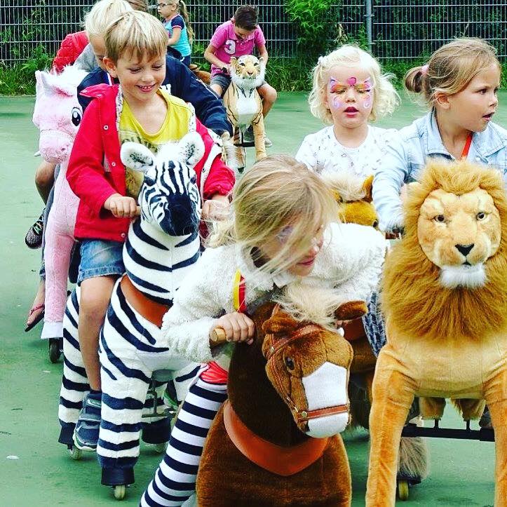 ★ HOP PAARDJE HOP ★ Bij CAVALLO in Stiens rijden kinderen op ponycycle paardjes. Dat is wat dit speelpaleis ECHT uniek maakt, want door te bewegen gaan de pony's vooruit. Er is ook een MEGA-springkussen, klimvulkaan en een glijbaan➤ bit.ly/2OTYBwE #herfstvakantie