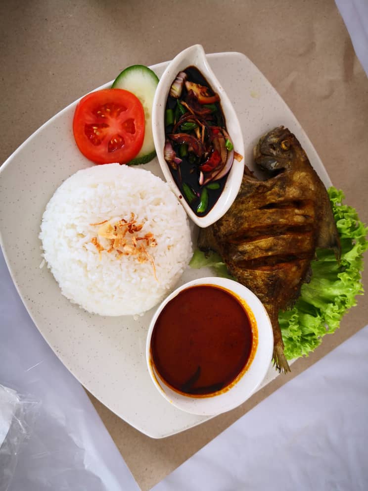 FamaNegeriPerak's tweet image. Menu Daripada Persatuan Nelayan Kawasan Matang Sempena #MAHA2018 #padu
Nasi Bawal Goreng
Shell Out Lambak
Mee Udang #Matang

Ater Tak Kan Tengok Ajer???? FRESH 

#famadihatirakyat 
#empayarmakanan