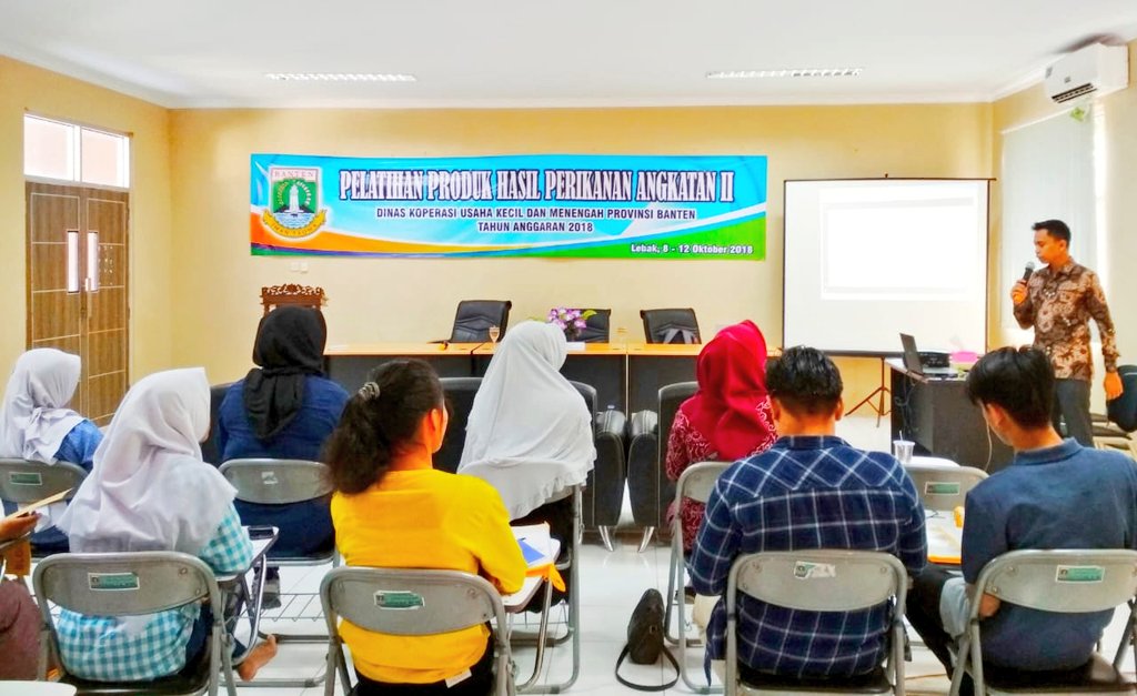 bbp3kp's tweet photo. Fungsional perekayasa @bbp2hp sebagai narasumber pada kegiatan Pelatihan Produk Hasil Perikanan Angkatan II oleh Dinas Koperasi Usaha Kecil &amp; Menengah Provinsj Banten di Balai Latihan Koperasi, Lebak - Banten (10/10). @Ditjen_PDSPKP @RifkyHardijanto https://t.co/nfq8y7YiZv