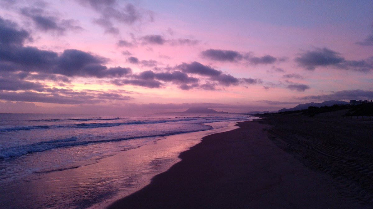 PuraEscriva's tweet photo. No le faltan encantos a este hermoso mundo ni tampoco amaneceres para los que merece la pena despertar.

WISLAWA SZYMBORSKA

Des de la platja d'Oliva, bon dia! https://t.co/c6bt66gtiI