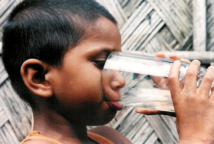WorldBankSAsia's tweet photo. In #Bangladesh over 40% of all drinking water has traces of E. coli + about 13% of drinking water are contaminated with arsenic levels. Children who drink contaminated water are at higher risk of #stunting. https://t.co/E0moTWcYx6 @WorldBankWater @UN_Water #CleanWater #WASH #SDG6 https://t.co/3DahVKpHiZ