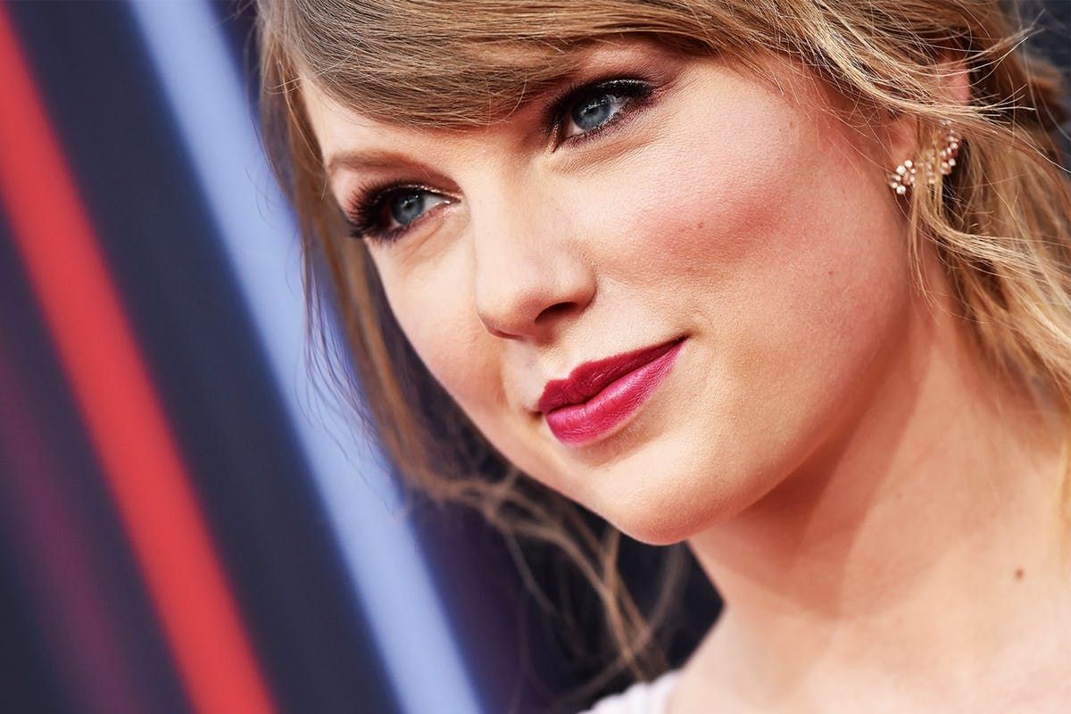 StylistMagazine's tweet image. . @taylorswift13 is continuing to persuade people to vote - and it’s working buff.ly/2EdfDBA #TaylorSwiftAMAs #AmericanMusicAwards