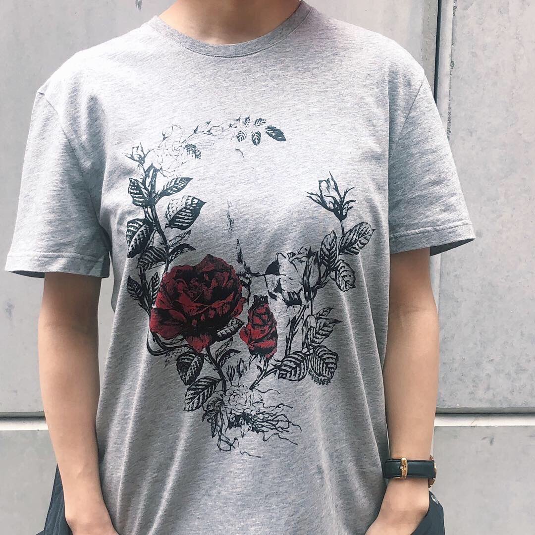 atseis's tweet photo. —-ALEXANDER McQUEEN—-

新作Tシャツ💀🌹
(メンズ商品)
小さめサイズなら女性も着れます🙆‍♀️

他デザインもございます
合わせてご覧ください😊👇
https://t.co/ZJVCeR8709
-
-
T-shirt/ALEXANDER McQUEEN
jacket/HERON PRESTON
denim/AMIRI https://t.co/Am9RUuvvCa