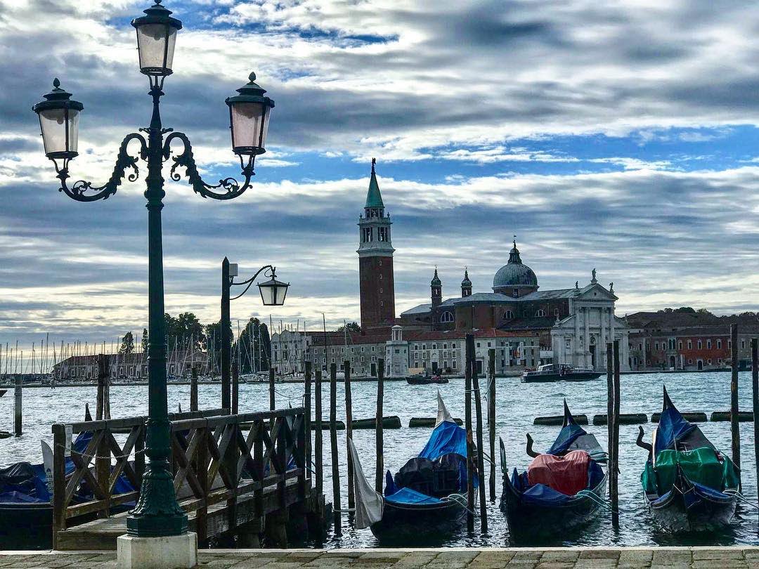 teatrolafenice's tweet photo. 🍁 Buongiorno, amici! È arrivato giovedí e che sia fruttuoso per tutti! 🍁

#11Ottobre 
#casalettori https://t.co/XpDTVbjCWD