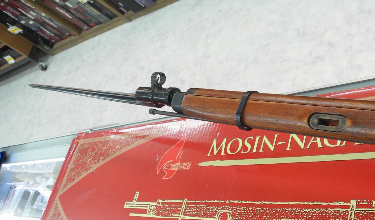 ガンショップ グルカ Red Fire モシンナガン スコープ 銃剣付 エアガン 入荷しました 中身はktwのコピーの様ですが外装は金属パーツ等と相まって中々の仕上がりです 所々目立つ傷もありますが逆にそこが味があるように感じてしまうのもこの銃の ガンショップ グルカ Red Fire モシンナガン スコープ 銃剣付 エアガン 入荷しました 中身はktwのコピーの様ですが外装は金属パーツ等と相まって中々の仕上がりです 所々目立つ傷もありますが逆にそこが味があるように感じてしまうのもこの銃の