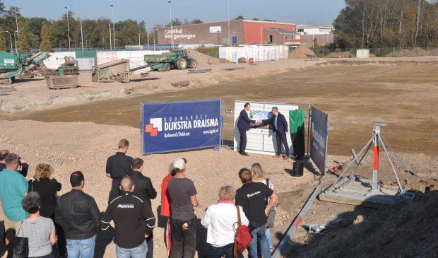 Nieuwbouw sporthal officieel gestart -  texelsecourant.nl/lees/68159/tit…