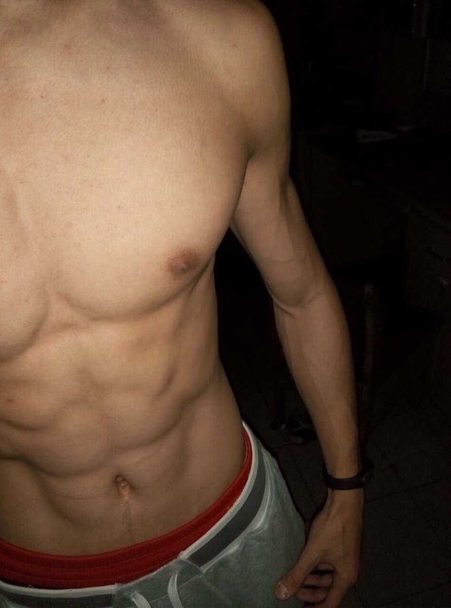 musclebaba's tweet photo. 找个奴来闻主人的臭脚啊 https://t.co/tzNTWkcddY