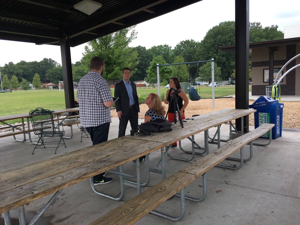 arkimbrough's tweet photo. The Making of #ThreeChairs on the @FOX2News #FacebookLive page! @NewsDSpencerFox @leethomastv @JDupnackFOX2 @jaydillo @Fox2AssistantND @JayTowers #dweeting https://t.co/7M2rM6FFvV