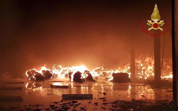 ermannobidone's tweet image. In arresto i responsabili dell’incendio della discarica abusiva di #corteolona #pavia del 3 gennaio scorso. Si tratta di 6 persone, 5 italiani e un romeno accusati di incendio doloso, gestione illecita di rifiuti, attività organizzata per il traffico illecito di rifiuti.