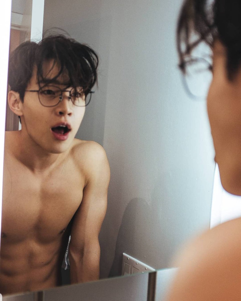 jongmeaty's tweet photo. Henry is back at it again, serving us with shirtless boyfriend look 😍 so handsome and sexy, his abs says hi 😋 https://t.co/an4AmC7epA