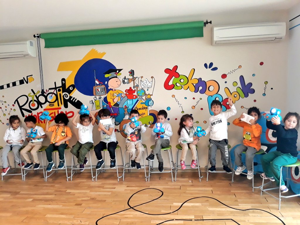 #CodeWeekEU etkinliklerimize anaokulu kademesinde Dash robotlarla devam ediyoruz. Soyut kod bloklarıyla somut bir nesne olan robotumuzu hareket ettirebiliyoruz. #CodeWeek #codeweekturkiye #DogaTech