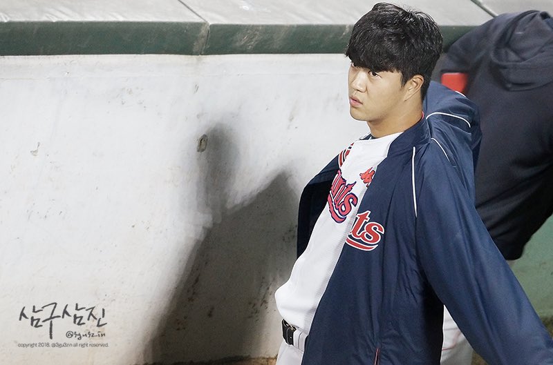 3gu3zin's tweet photo. 옷을 입었다가 벗었다가 ~
#롯데자이언츠 #윤성빈 https://t.co/psqdpHGWfU
