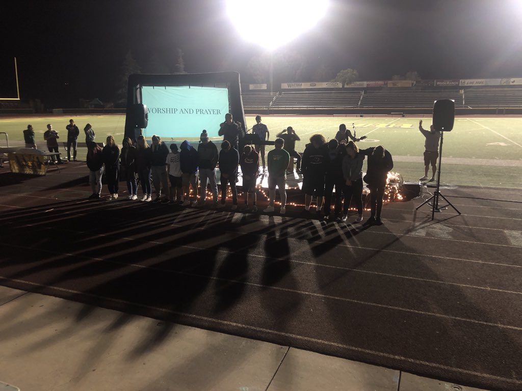SVHS_FCA_'s tweet photo. Amazing to see that 15 students decided to give their life to Christ tonight &amp; So proud of the Simi High students who decided to do so. God is good!! https://t.co/PEaEqVJzWl